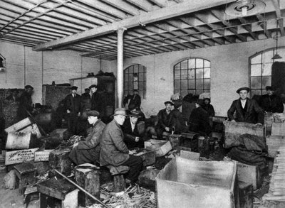 En vedhuggningsverkstad, London, 1926-1927 av Unbekannt