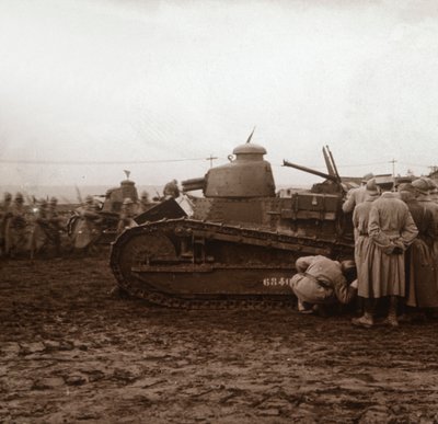Framryckande med stridsvagnar, c1914-c1918 av Unbekannt