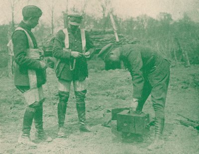 Flygfotografer fixar på fallskärmsselar innan de går upp, c1917 1919 av Unbekannt