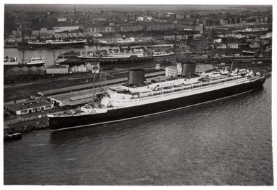 Flygfoto över Bremens hamn, Tyskland, och linjefartyget Europa, från en Zeppelin, c1931 1933 av Unbekannt