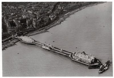 Flygfoto över Eastbourne, Sussex, från en zeppelinare, 1931 1933 av Unbekannt