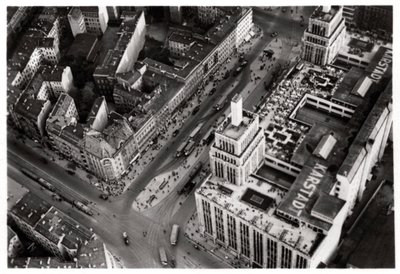 Flygfoto över Hermannplatz, Berlin Neukoelln, Tyskland, från en Zeppelin, c1931 1933 av Unbekannt