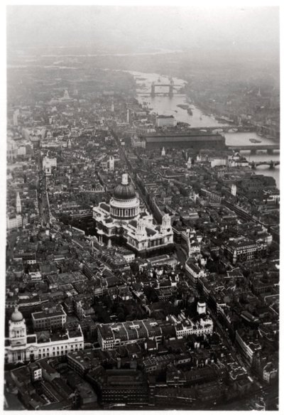 Flygfoto över St Pauls Cathedral, London, från en zeppelinare, 1931 1933 av Unbekannt