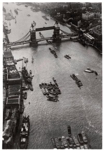 Flygfoto över Tower Bridge, London, från en Zeppelin, 1931 1933 av Unbekannt