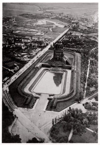 Flygfoto över Volkerschlachtdenkmal, Leipzig, Tyskland, från en Zeppelin, c1931 1933 av Unbekannt