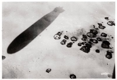 Flygfoto över en ökenbosättning, med en skugga som kastas av en zeppelinare, 1931 1933 av Unbekannt