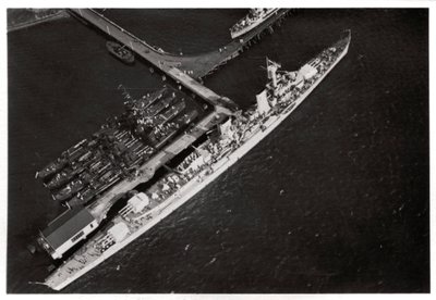 Flygfoto av den tyska lätta kryssaren Karlsruhe, från en Zeppelin, c1931 1933 av Unbekannt