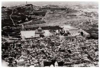 Flygfoto över moskén i Omar, Jerusalem, Palestina, från en zeppelinare, 1931 1933 av Unbekannt