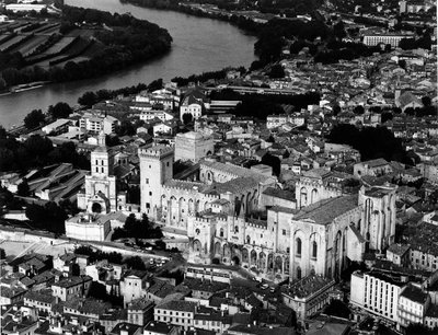Flygvy över påvarnas palats (1335-1355) och katedralen Notre Dame des Doms (Notre-Dame-des-Doms) (1100-talet). Avignon, Vaucluse av Unbekannt