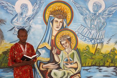Afrikansk man som läser bibeln, Togo Ville, Togo av Unbekannt