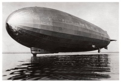 Luftskepp LZ127 Graf Zeppelin landar på Bodensjön, Tyskland, 1933 av Unbekannt
