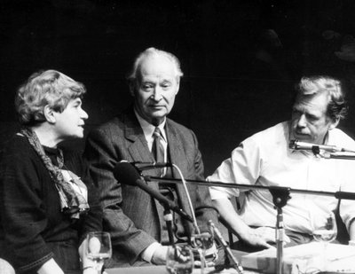 Alexander Dubcek med fru Rita Klimova, som senare blir Tjeckoslovakiska ambassadören i USA och Vaclav Havel, under en presskonferens i Civic Forum den 24 november av Unbekannt
