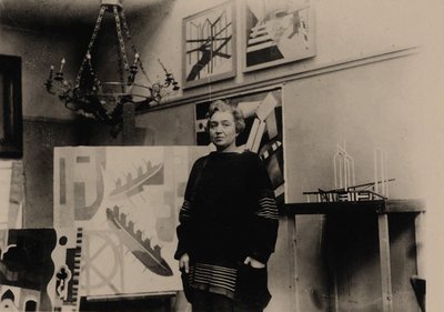 Alexandra Exter i sin studio i Paris. av Unbekannt