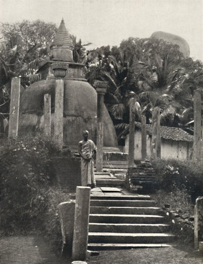Ambatthala Dagoba i Mihintale, viloplats för relikerna från Mahinda, byggd 275 f.Kr. 1926 av Unbekannt