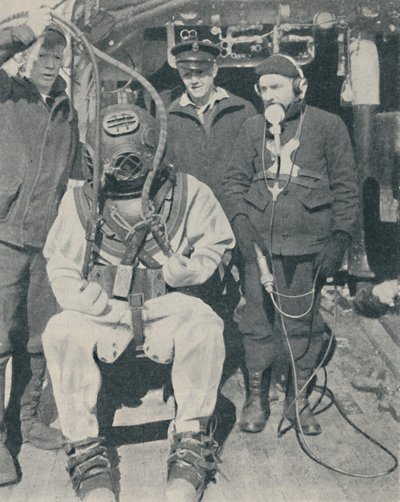 American Naval Diver bär trefingrade vattentäta gummihandskar, 1937 av Unbekannt