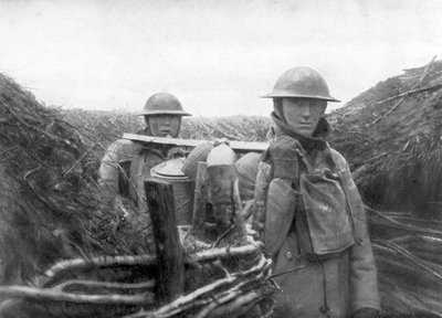Amerikanska trupper vid fronten levererar soppa till sina kamrater, 1917-1918 av Unbekannt