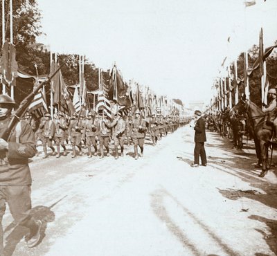 Amerikanska trupper marscherar i segerparad, Paris, Frankrike, c1918-c1919 av Unbekannt