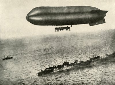 Ett luftskepp som eskorterar en konvoj, 1919. av Unbekannt