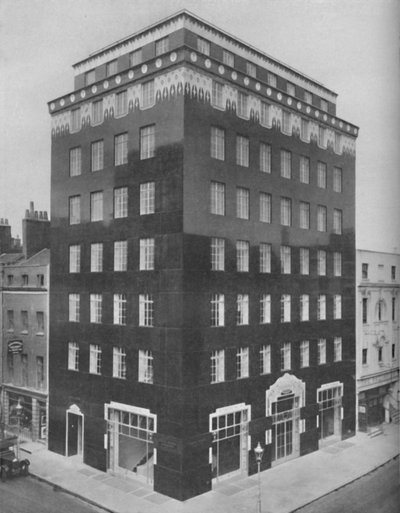 En helsvart byggnad i London lättad av en spetsliknande krage av vitt, c1935 av Unbekannt