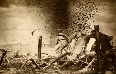 En H.E. granat som exploderar, första världskriget, 1914-1918, 1933. av Unbekannt