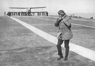 Ett historiskt tillfälle: Kung Edward tar av sin flyghjälm, 1936 av Unbekannt