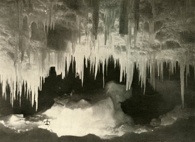 En isgrotta på vintern, c1908, 1909. av Unbekannt