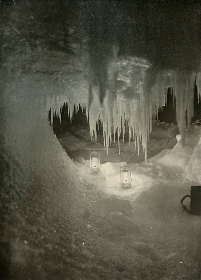 En isgrotta på vintern. Fotograferad av Light of Hurricane Lamps, c1908, 1909. av Unbekannt