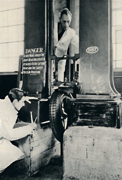 Ett slagprov i Dunlops testhus, 1937 av Unbekannt
