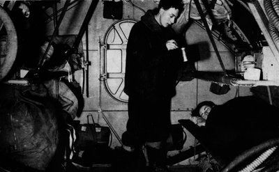 En RAF-riggare som serverar frukost klockan 6.30, c1940 1943 av Unbekannt
