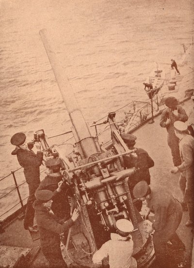 En luftvärnspistol i aktion på ett brittiskt slagskepp, c1917 1919 av Unbekannt