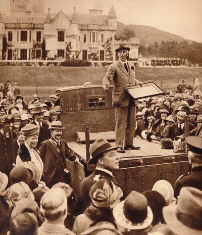 En auktion för välgörenhet på Balmoral, 1930-talet 1935 av Unbekannt
