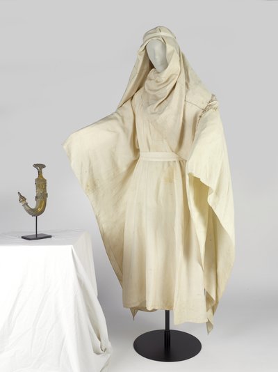 Arabiska dräkter och en huvudbonad, känd som en keffiyah, tillhörande T E Lawrence (silke) av Unbekannt
