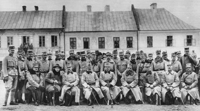 Ärkehertigarna Friedrich och Karl av Österrike med sina officerare, första världskriget, 1915 av Unbekannt