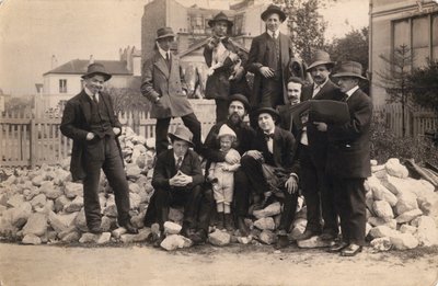 Konstnärer framför La Ruche, Montparnasse, 1914. av Unbekannt