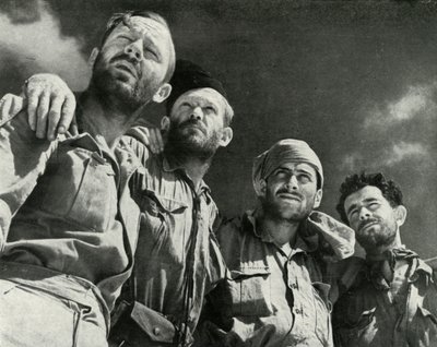 När tyskarna kastade sig mot Alamein, gick dessa fyra män in på de brittiska linjerna, c1942-1943, 1945 av Unbekannt
