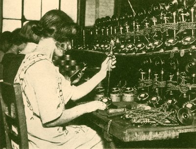 Montering av de nya automatiska telefonerna redo för distribution till abonnenter, c1930. av Unbekannt