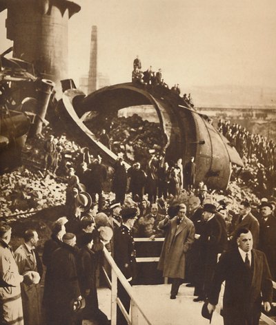 På Derelict Steel-Works, South Wales, 1936 1937 av Unbekannt