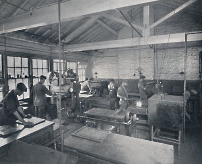 På jobbet i gjuteriet. Att göra vaxformar av sidorna, 1917 av Unbekannt