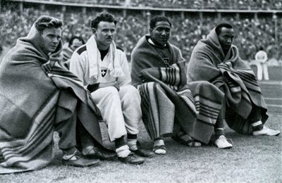 Atleterna Frank Wykoff, Paul Hanni, Ralph Metcalfe och Jesse Owens, Olympiska spelen i Berlin, 1936 av Unbekannt