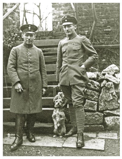 Österrikiska eller italienska soldater med en hund, februari 1918 (foto) av Unbekannt