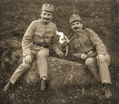 Österrikiska soldater med en hund av Unbekannt