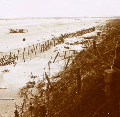 Taggtrådsbarriärer på stranden, Nieuwpoort-Bad, Flandern, Belgien, c1914-c1918 av Unbekannt