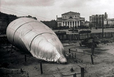 Barrageballong vid Bolsjojteatern, Moskva, Sovjetunionen, 1942 av Unbekannt