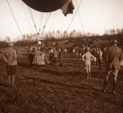 Korg med spärrballong, c1914-c1918 av Unbekannt