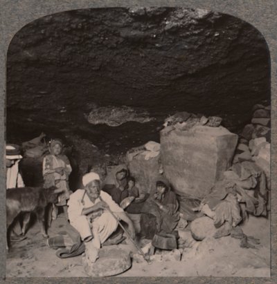 Beduinbor i grottorna i sina grottor, ca 1900 av Unbekannt