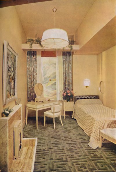 Sovrum designat av Esmé Gordon, A.R.I.B.A., A.R.I.A.S., med grekisk nyckeldesign W Wilton Carpet av J av Unbekannt