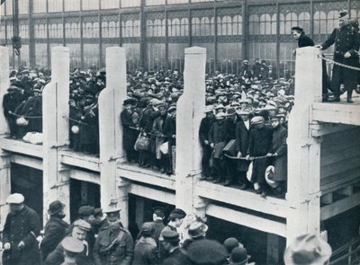 Belgiska flyktingar i hamnen i Oostende som väntade på en båt för att ta dem till England, 1914. av Unbekannt