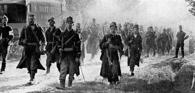 Belgiska trupper närmar sig stridsplatsen, första världskriget, 1914 av Unbekannt