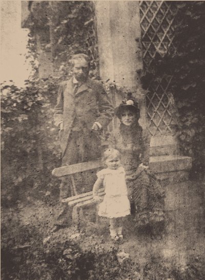 Berthe Morisot, hennes man Eugène Manet och deras dotter, Julie, ca 1881 av Unbekannt