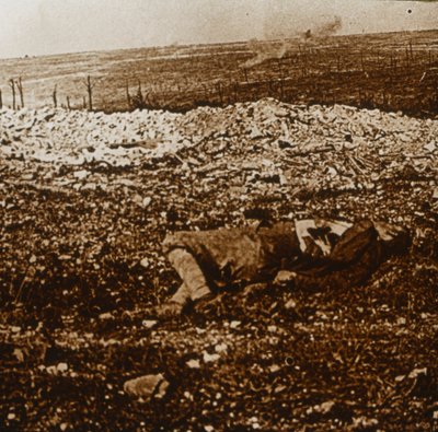 Kropp med spärreld i fjärran, c1914-c1918 av Unbekannt